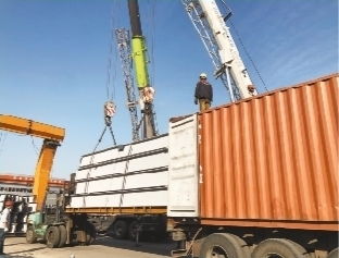 艱難轉身 向 內 突圍