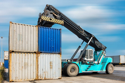 在集裝箱物流的院子里,叉車裝車