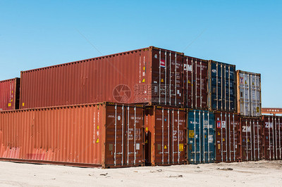 堆放整齊的集裝箱