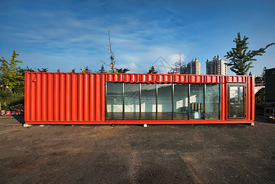 集裝箱上空的運輸機