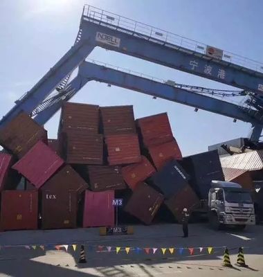 突發:舟山港正在作業的吊機突然倒塌,集裝箱散落一地